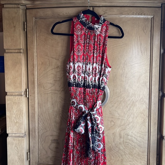 Alice + Olivia 🔥Mertie Maxi Dress in Allure Medallion - Picture 5 of 10